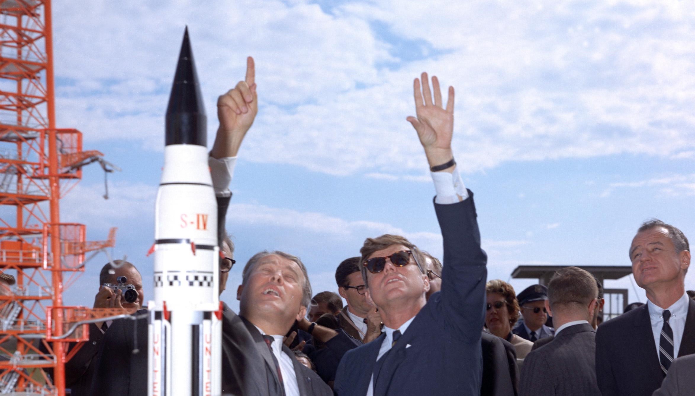 Вернер фон Браун объясняет президенту Джону Ф. Кеннеди устройство системы «Сатурн» на  испытательном полигоне на мысе Канаверал. 16 ноября 1963 года