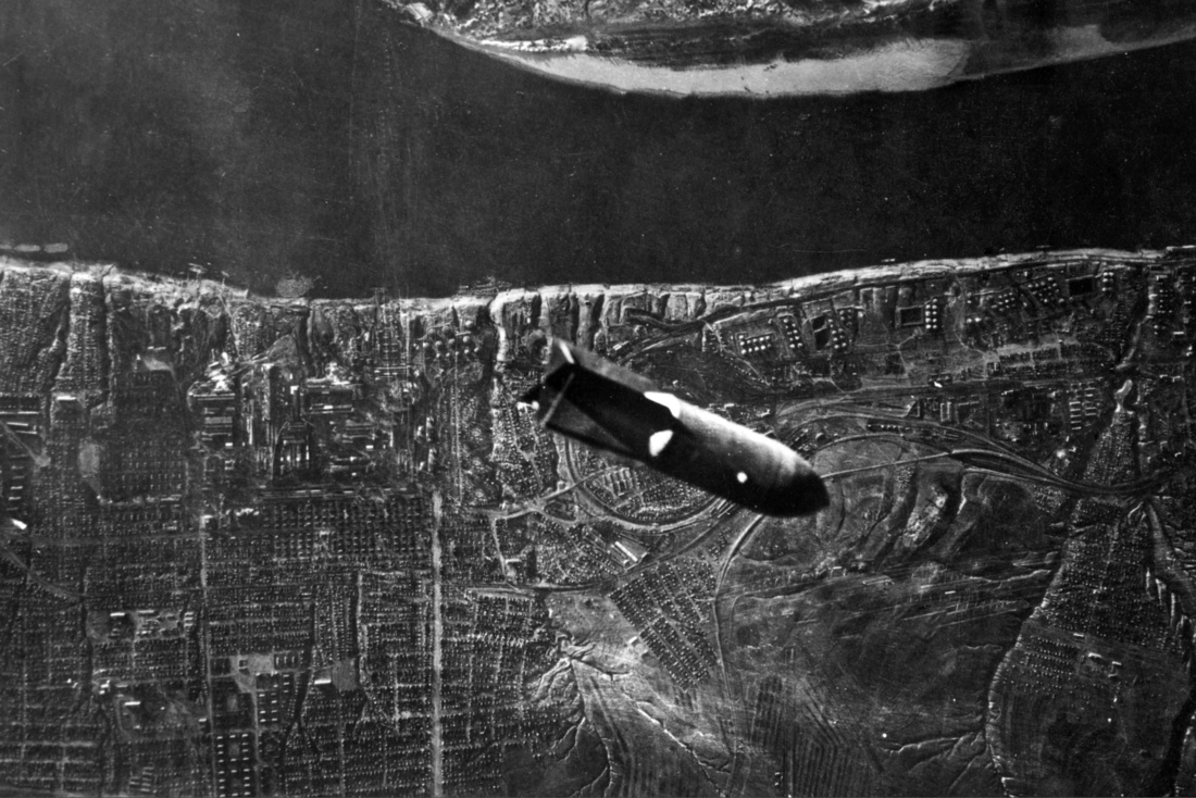 Вид с бомбардировщика люфтваффе на заводские районы и Мамаев курган. 1942
