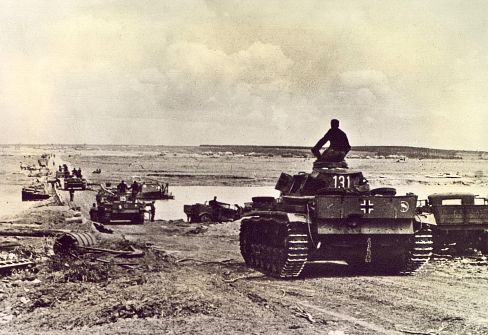 Немецкие танки пересекают реку утром 22 июня 1941 года
