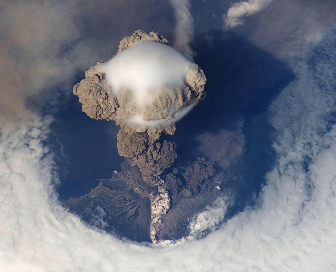 Извержение вулкана Сарычева