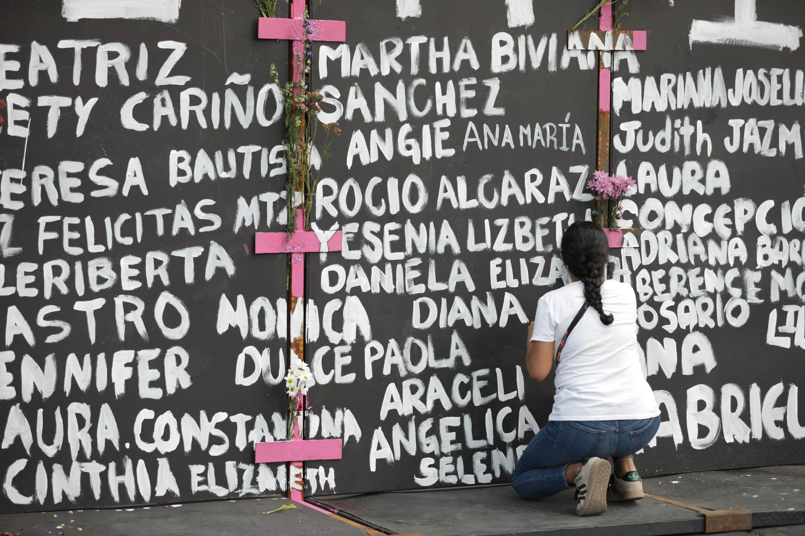 Мексиканки наносят на стену новые надписи