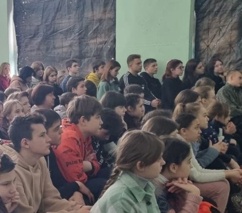 Дети на уроке мужества в школе №11 г. Красный Луч.