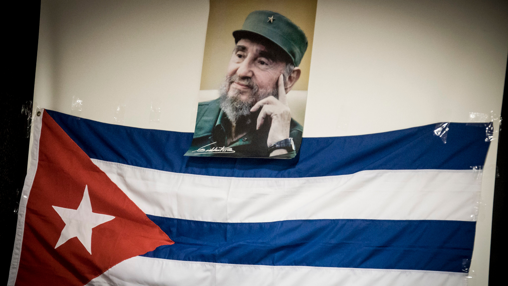 Фотография Фиделя Кастро и флаг Кубы