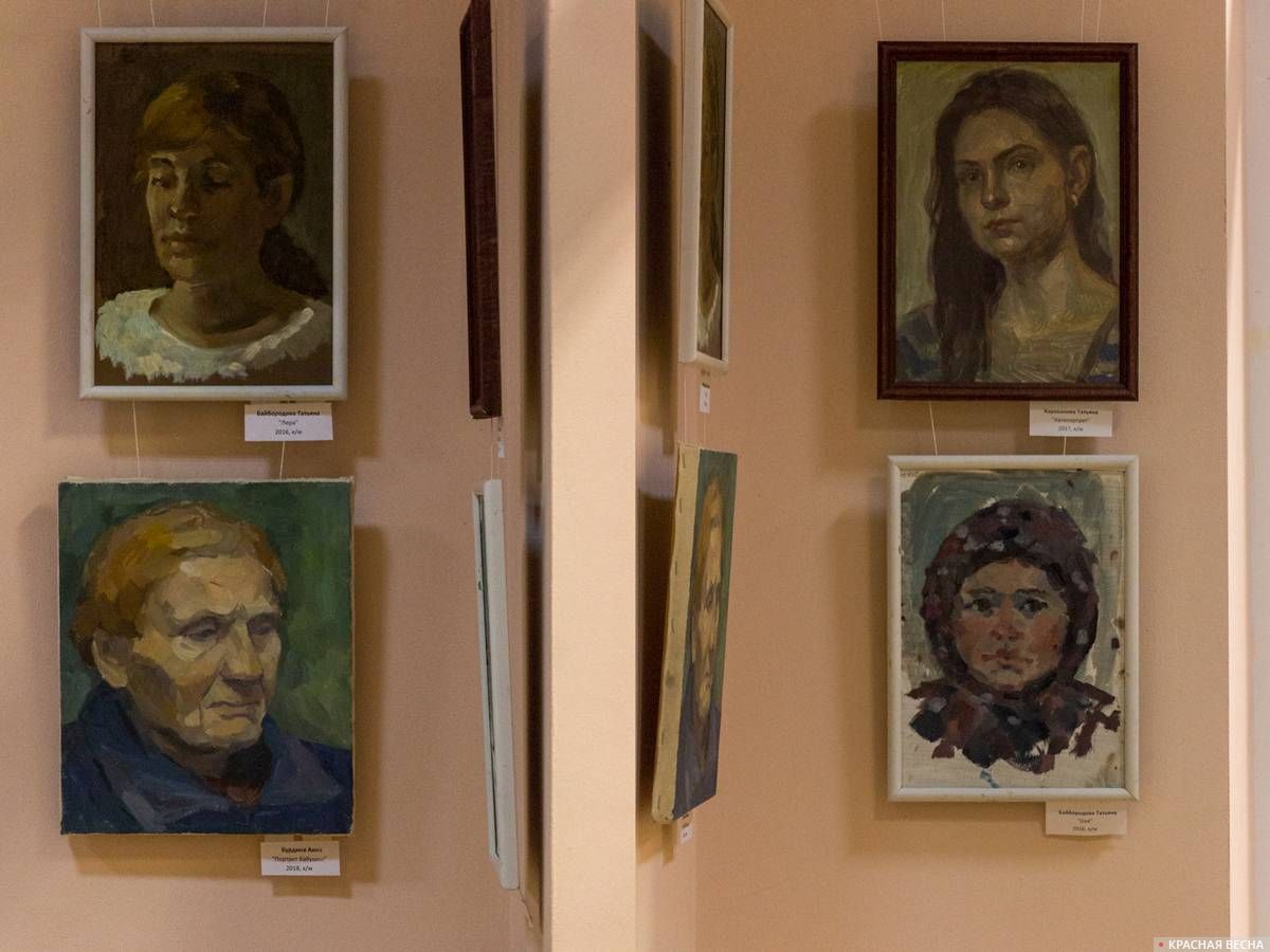 Слева: «Портрет бабушки» Анны Бурдиной и «Лера» Татьны Байбородовой, справа: Татьяна Караванова – «Автопортрет» и «Оля» Татьяна Байбородова