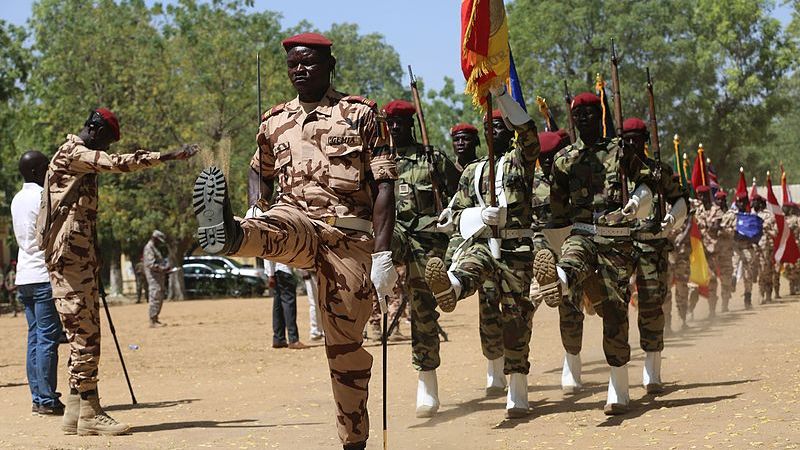 Марширующие солдаты армии Чада