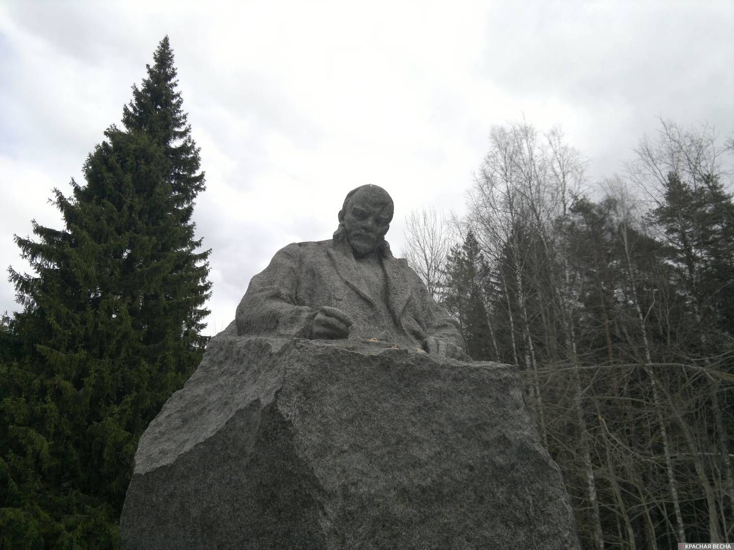 Гранитный памятник Ленину