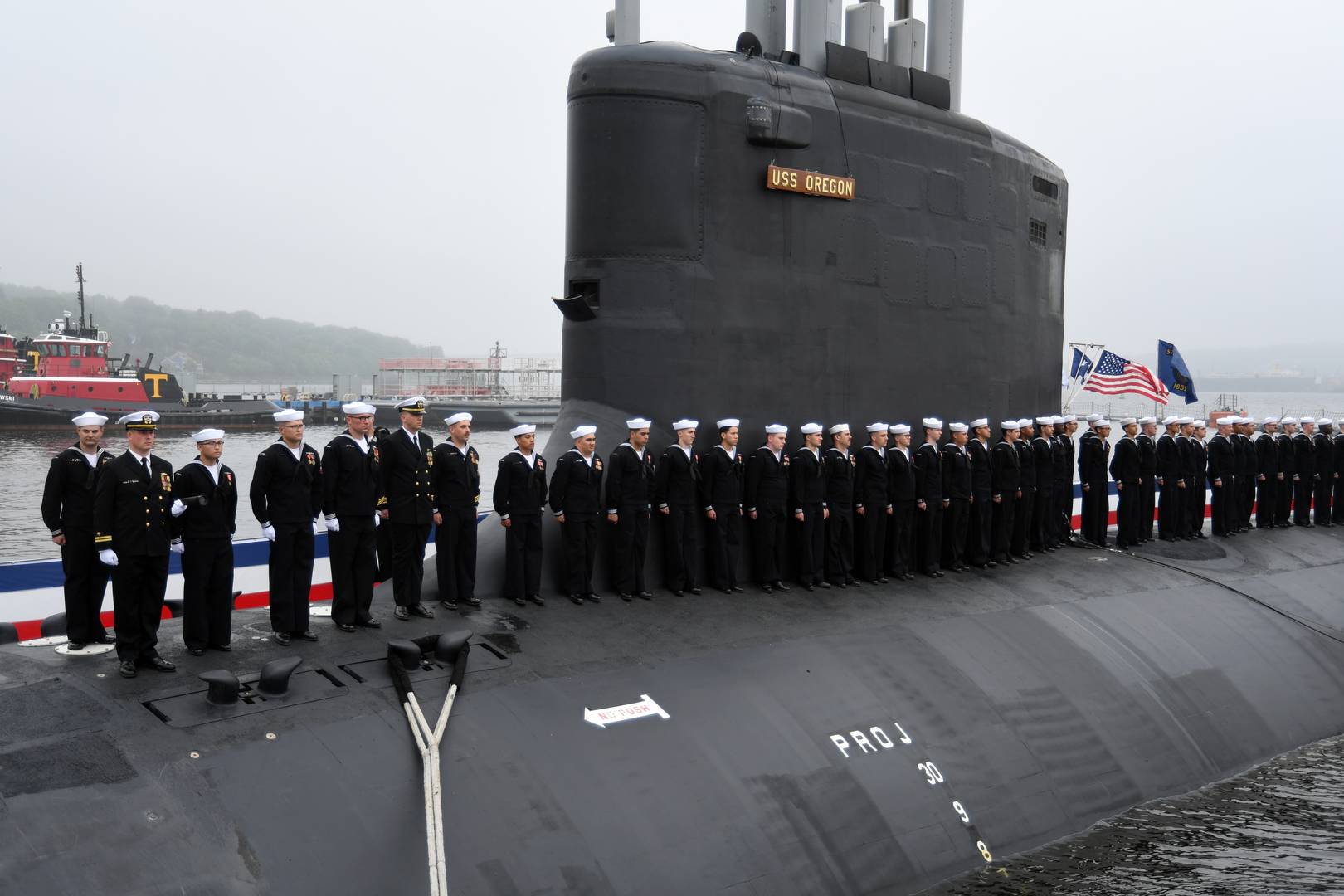 Экипаж ударной подводной лодки Oregon (SSN 793) типа Virginia построен для торжественной церемонии ввода лодки в эксплуатацию