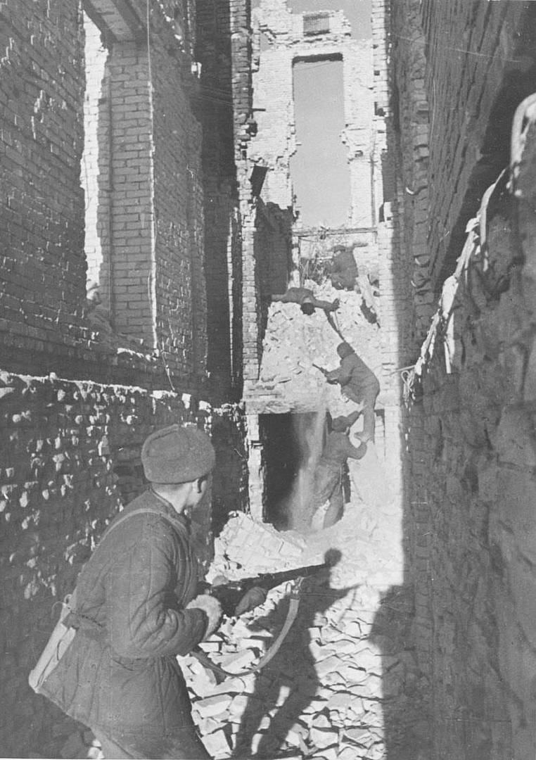 Советские солдаты в бою среди разрушенных зданий в Сталинграде. Январь 1943 года