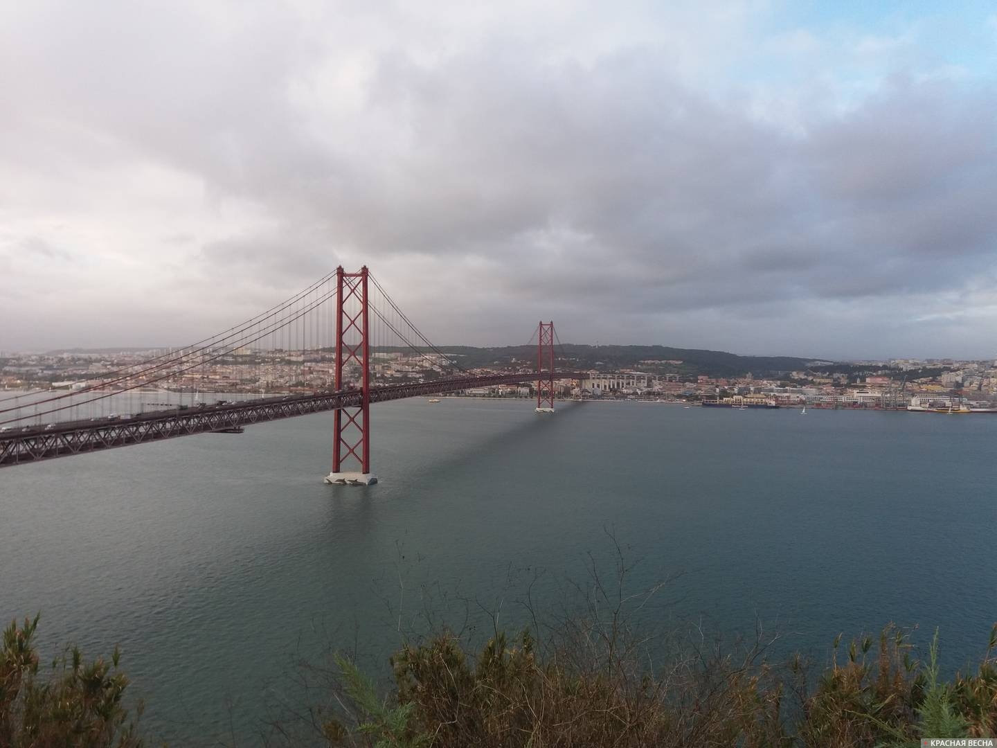 Красный мост. Лиссабон. Португалия