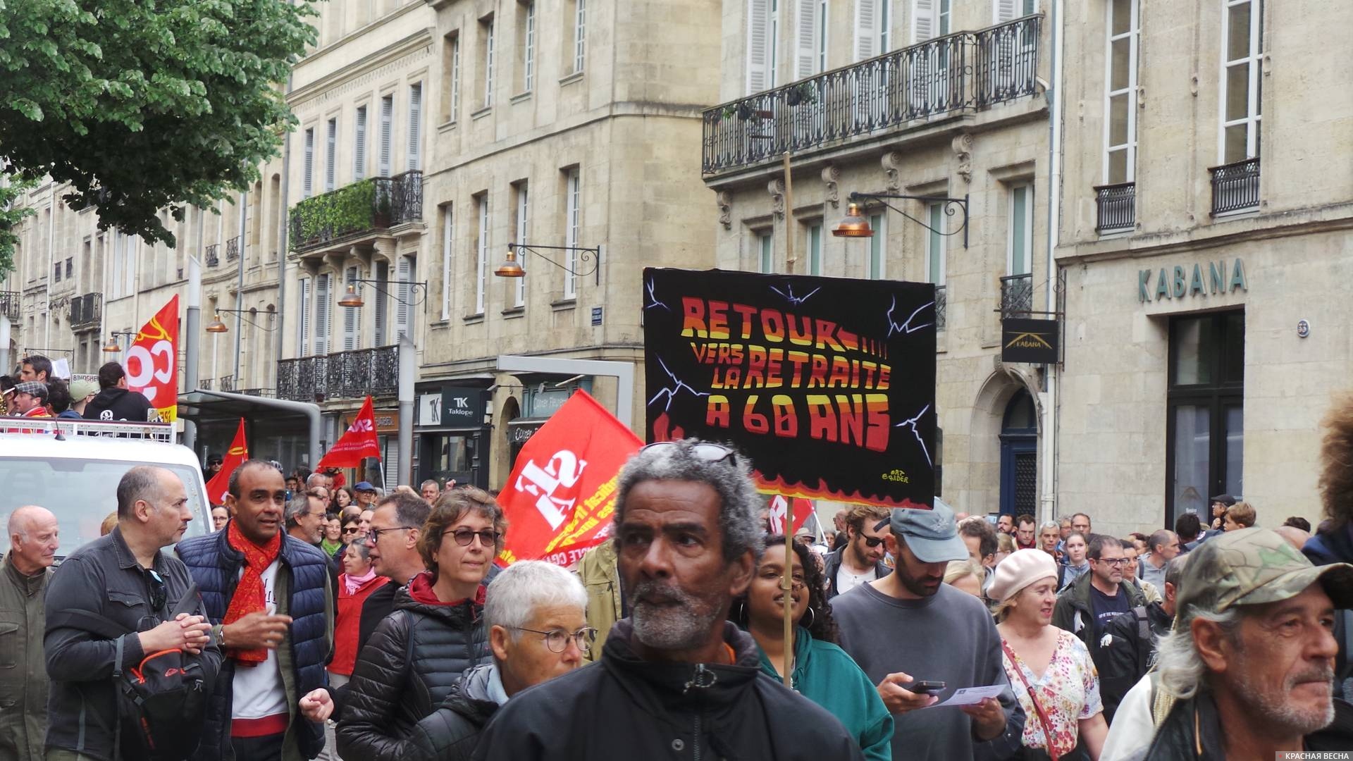 Первомайское шествие во Франции. 1 мая 2023 года. На транспаранте написано: «[Требуем] возврата к уходу на пенсию в 60 лет».