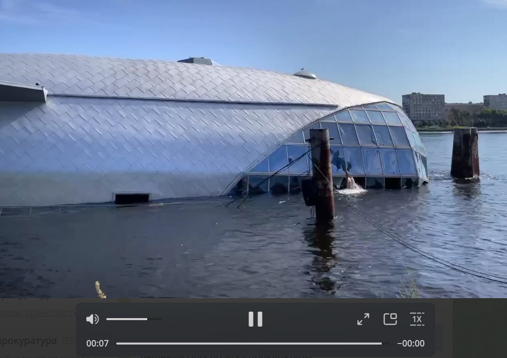 Откачка воды из частично затонувшего плавучего ресторана «Северный кит» в Санкт-Петербурге