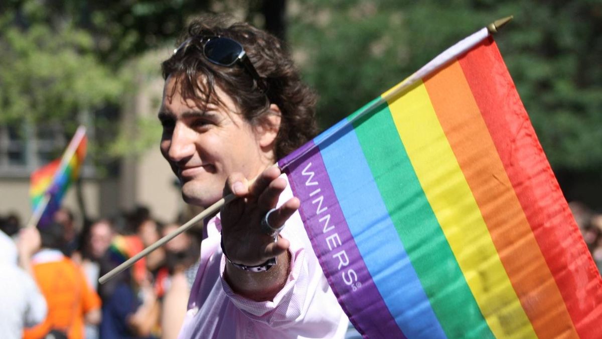 Джастин Трюдо с флагом ЛГБТ