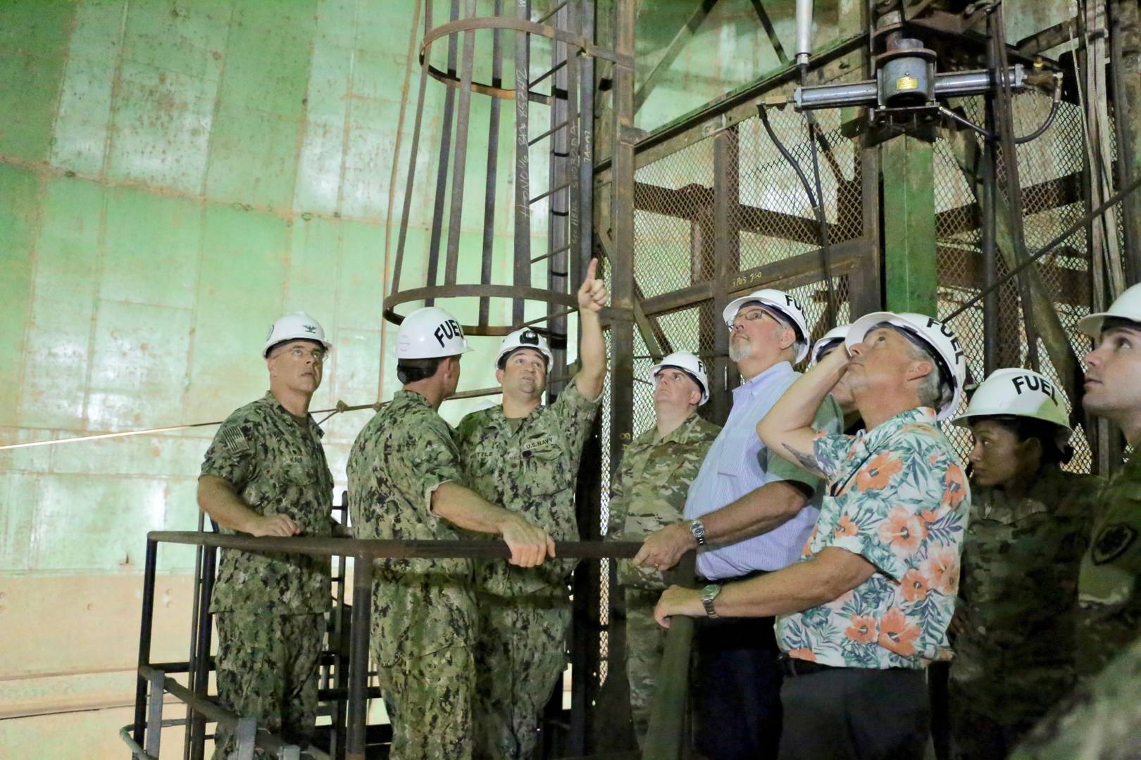 Экскурсия военного начальства по подземному хранилищу топлива Red Hill на Гавайях