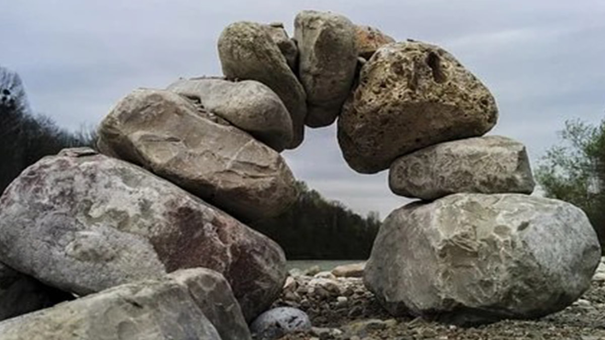 Древние камни