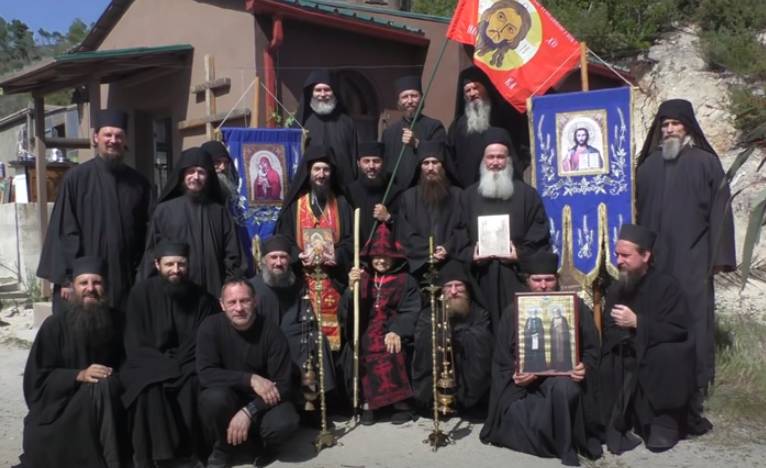 Обвиняемый в расколе иеросхимонах Рафаил Берестов (в центре, в черно-красном одеянии)