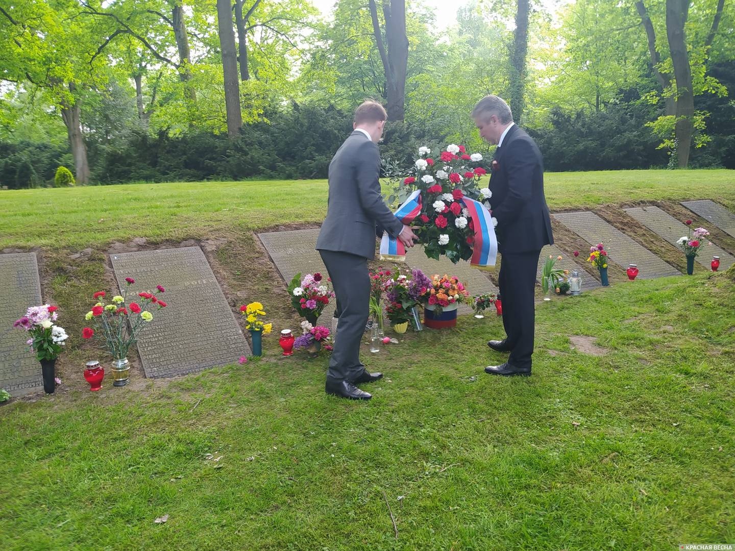 Сотрудники посольства РФ в Берлине возлагают венок к захоронению советских военнопленных в Бремене