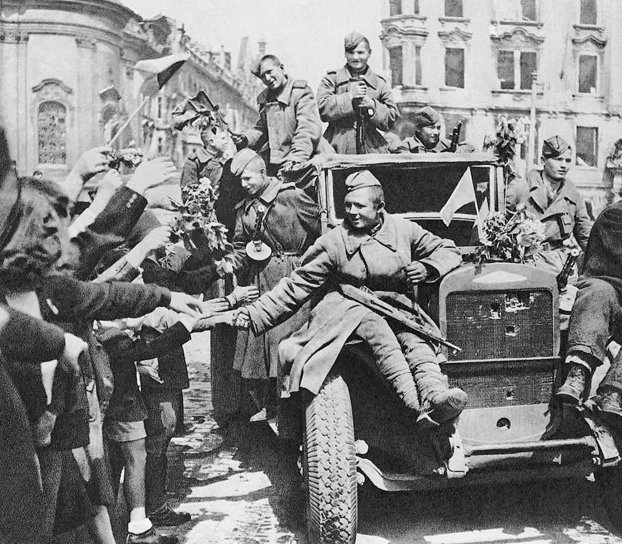 Жители Праги встречают советских солдат-освободителей. Май 1945 г.