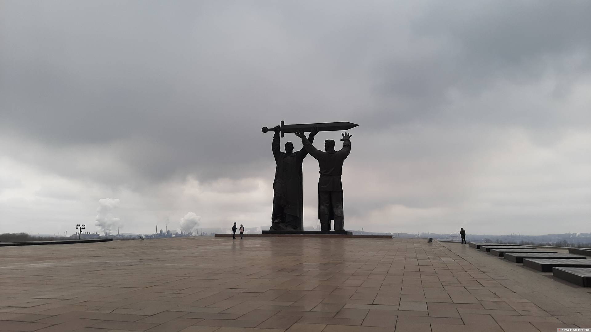 Памятник «Тыл — фронту» в Магнитогорске