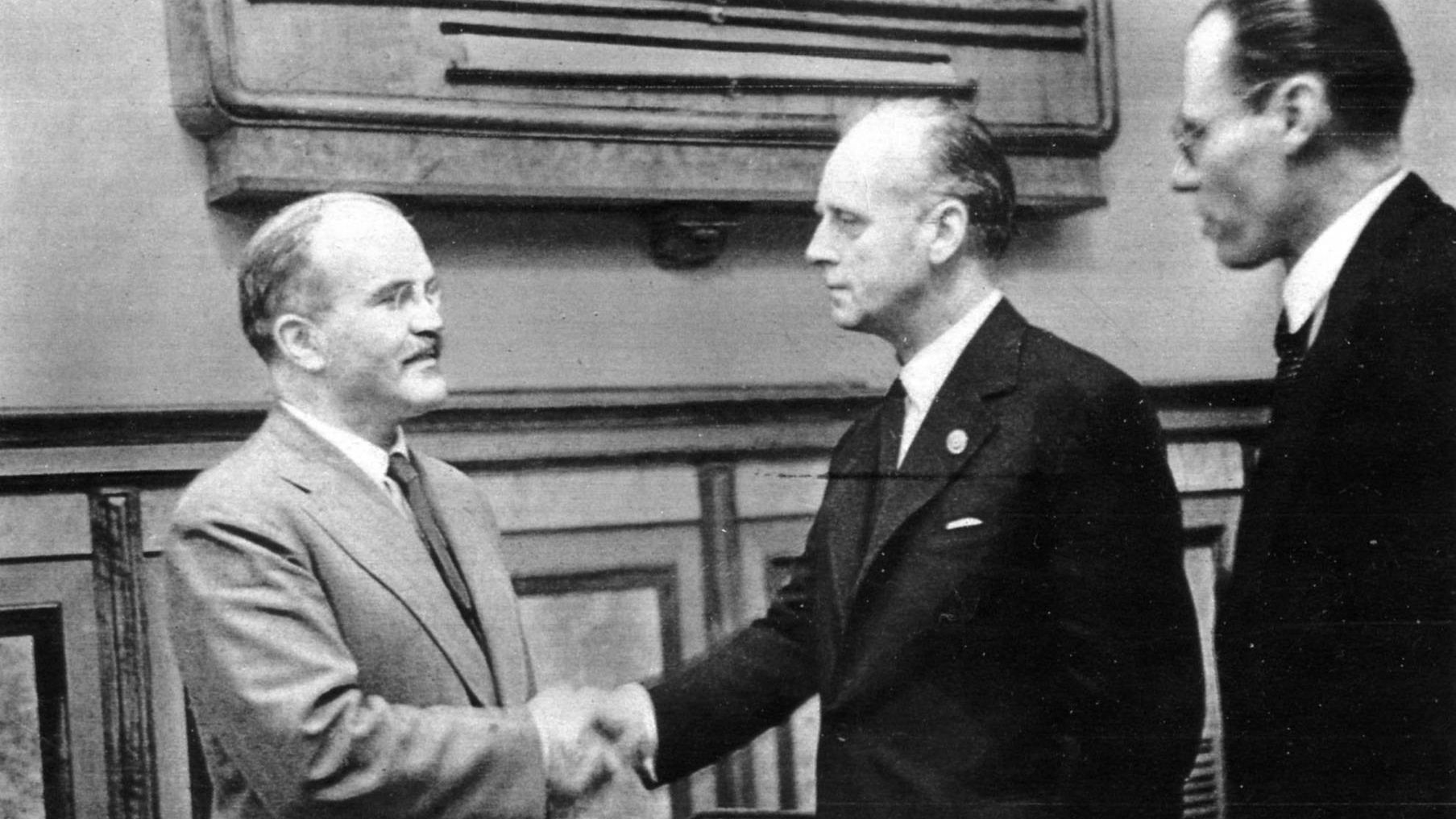 Молотов и Риббентроп после подписания советско-германского договора о дружбе и границе между СССР и Германией. Москва. 28 сентября 1939