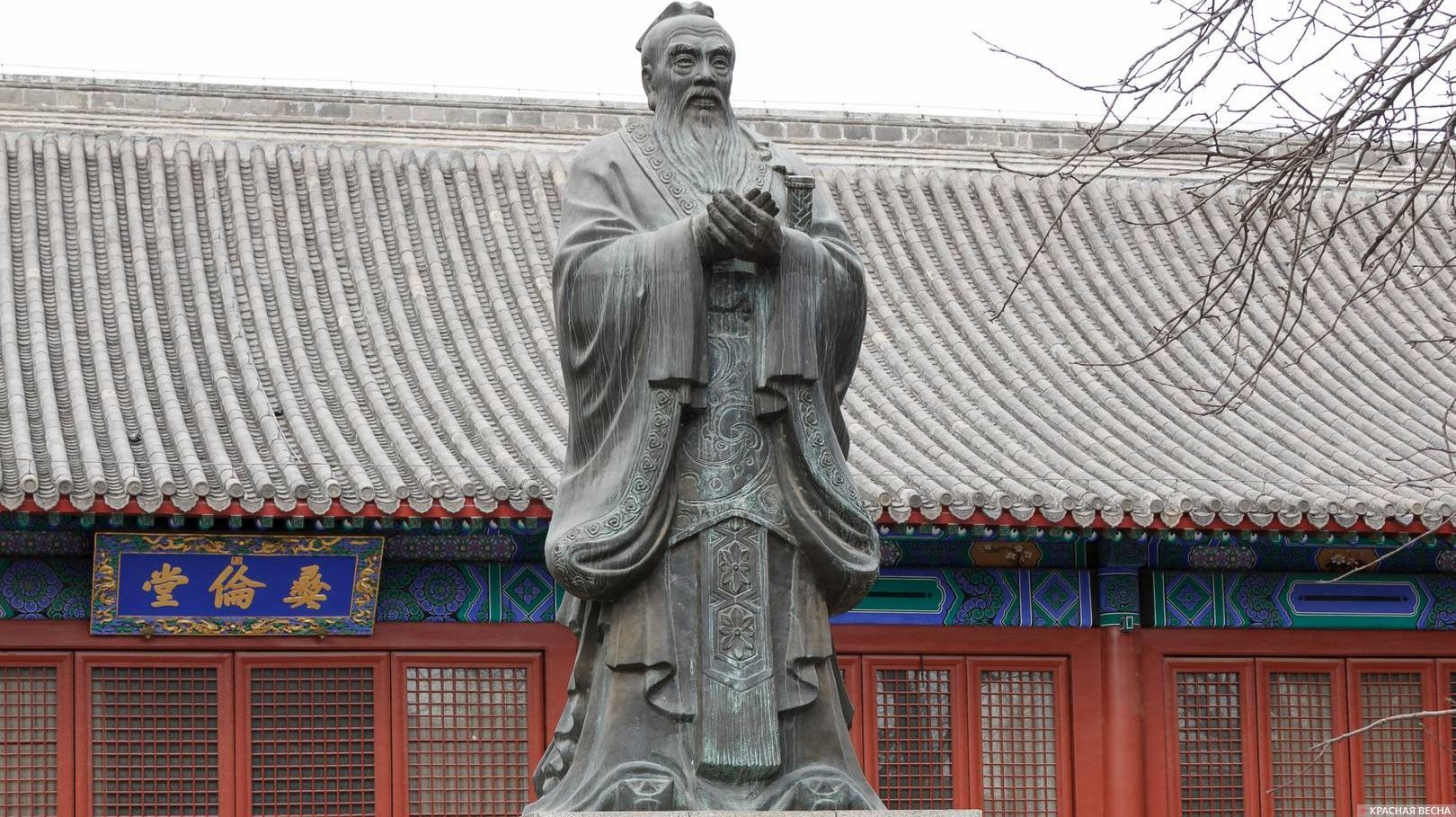 Статуя Конфуция в Императорской Академии, Пекин, Китай