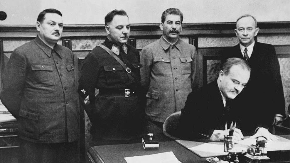 Первый секретарь Ленинградского обкома и горкома ВКП (б) Андрей Жданов первый слева