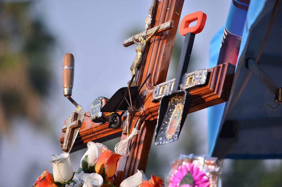 Крест, украшенный ко Дню каменщика в Гватемале