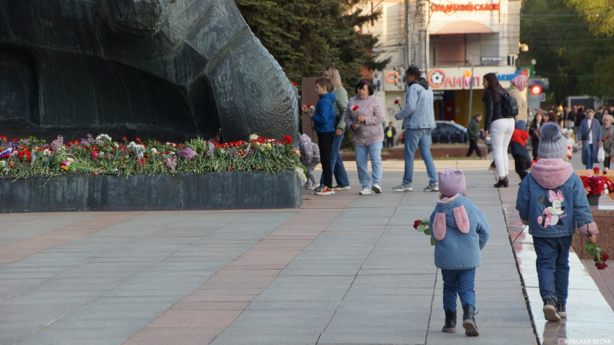 Возложение цветов на мемориале «Памятник Славы», Воронеж, 9 мая 2024 года