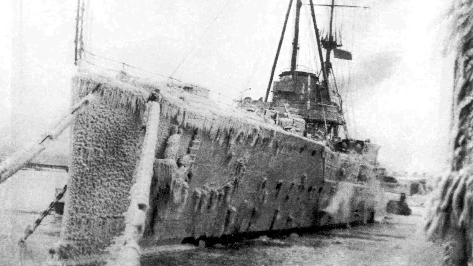 Броненосный крейсер «Рюрик» в Кронштадте после Ледового похода