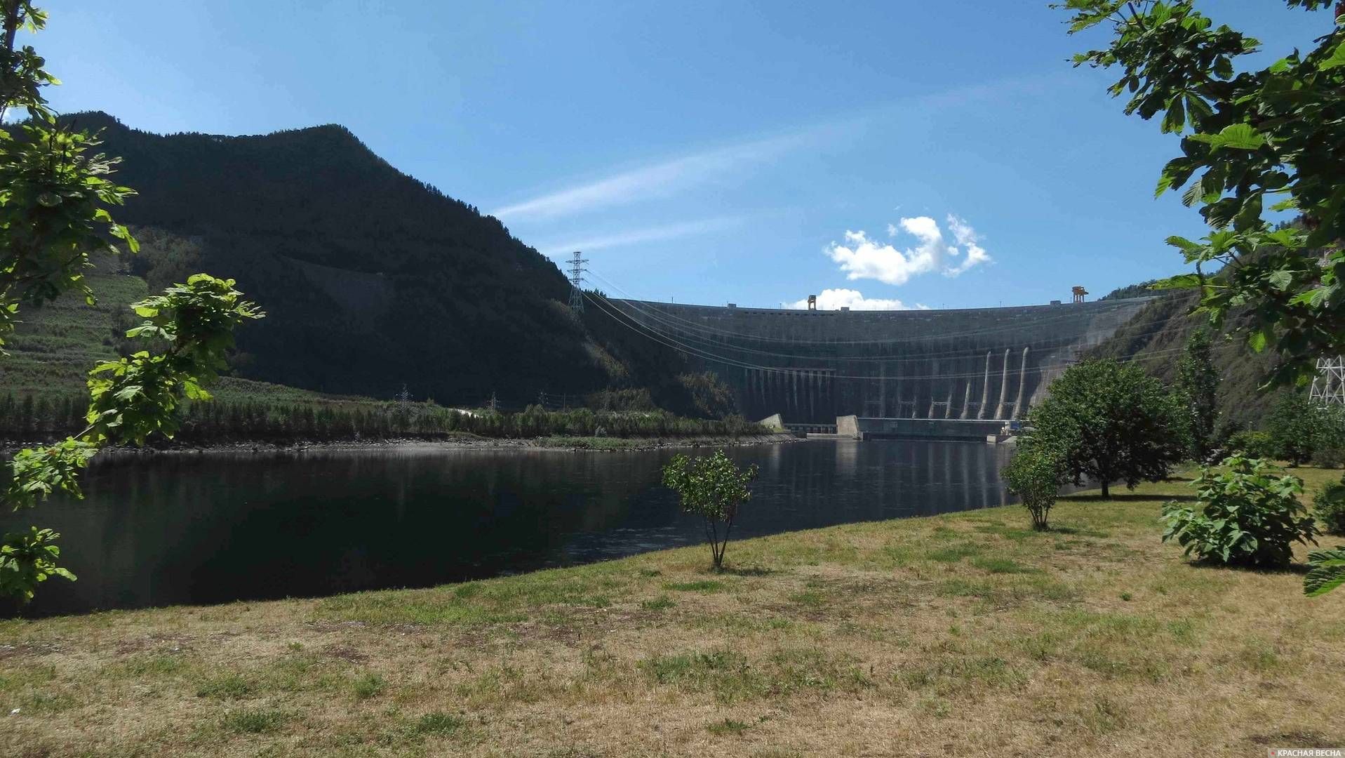 Саяно-Шушенская ГЭС. Вид с земли.