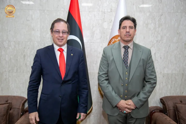 Посол России Айдар Аганин (слева) и председатель комитета по иностранным делам и международному сотрудничеству Палаты представителей Ливии Юсеф Аль-Агури
