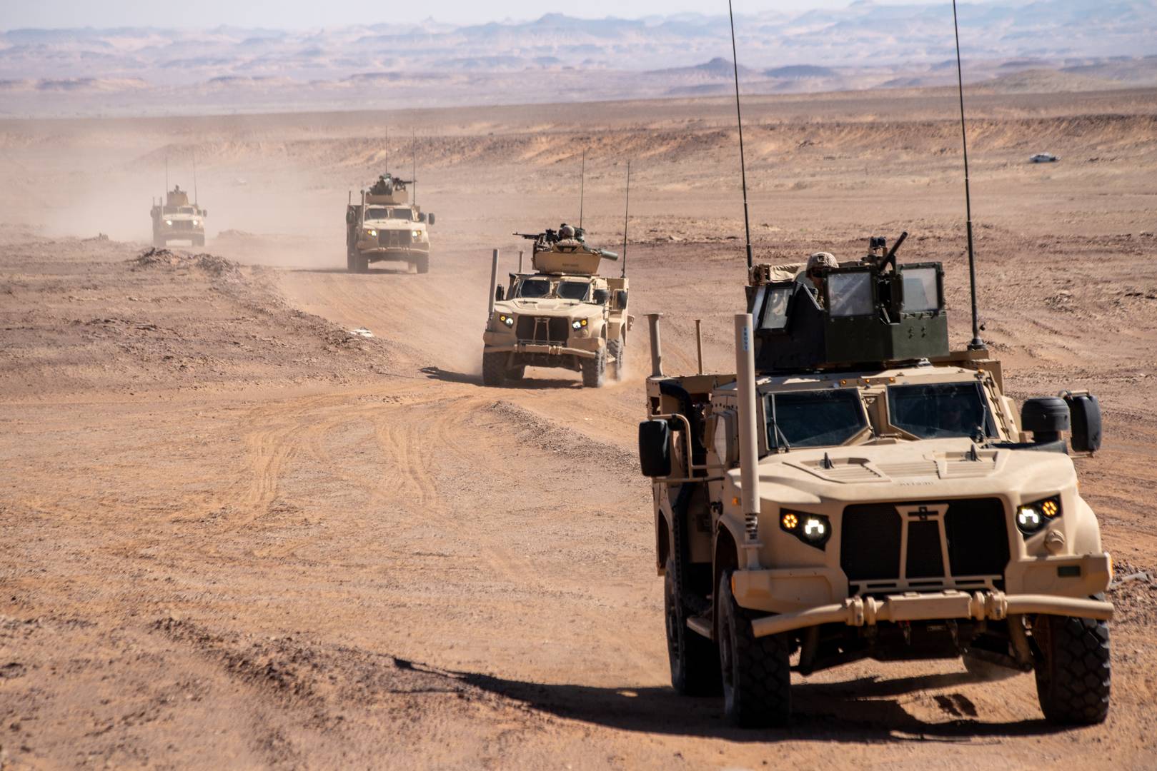 Легкие бронеавтомобили Oshkosh Defense корпуса морской пехоты США в зоне напряженности на Ближнем Востоке
