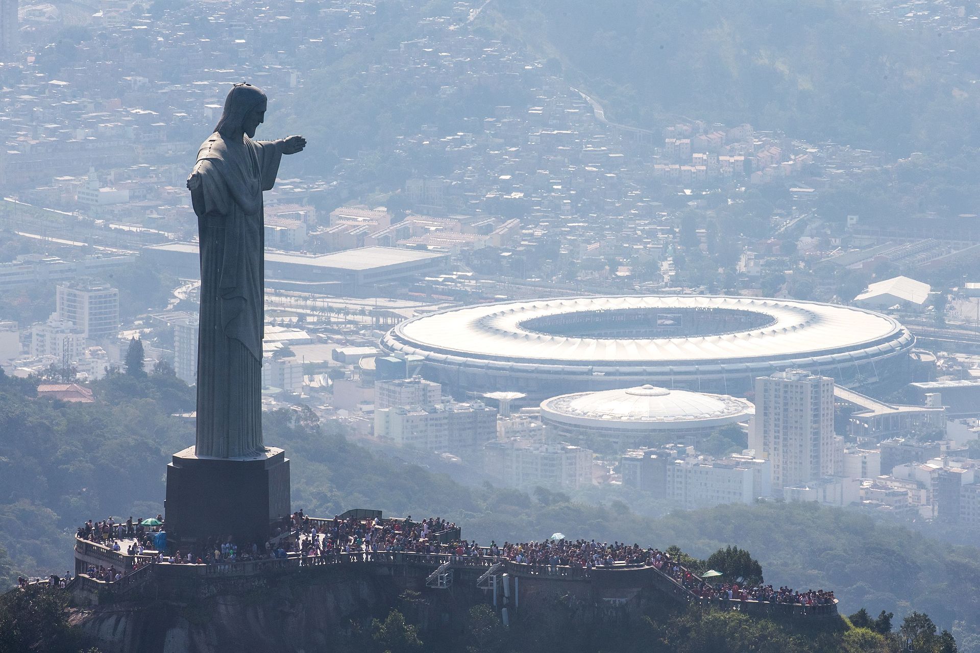 Вид на статую Иисуса и футбольный стадион «Маракана». Рио-де-Жанейро, Бразилия