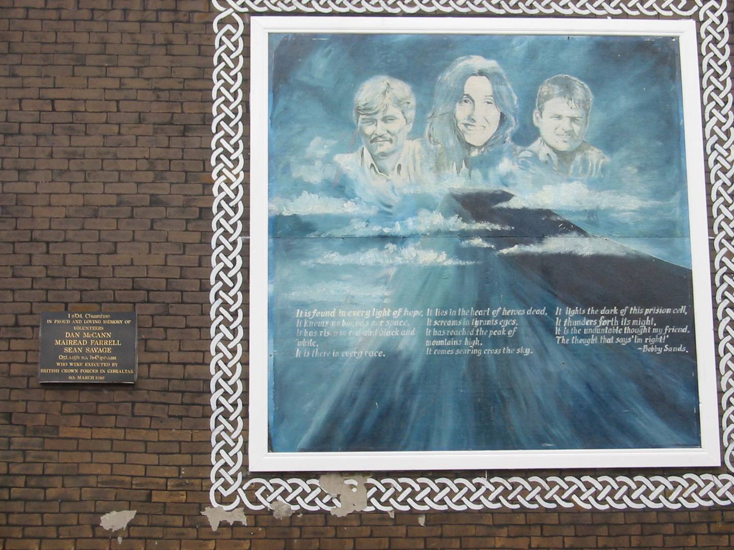 Фреска в Белфасте, посвященная добровольцам ИРА, погибшим в ходе операции «Флавий»