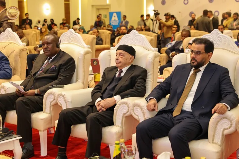 Спикер Палаты представителей Ливии Агила Салех (в центре) и глава альтернативного правительства Ливии Усама Хамад (справа)
