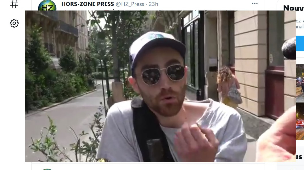 Скриншот страницы HORS-ZONE PRESS в Twitter с видеоинтервью с мужчиной, бросившим муку в Меланшона на «марше за свободы» в Париже 12 июня 2021 года.