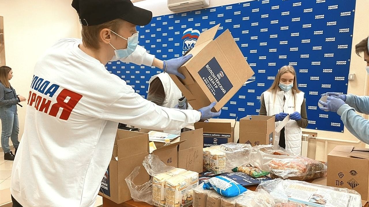 Волонтеры расфасовывают продукты