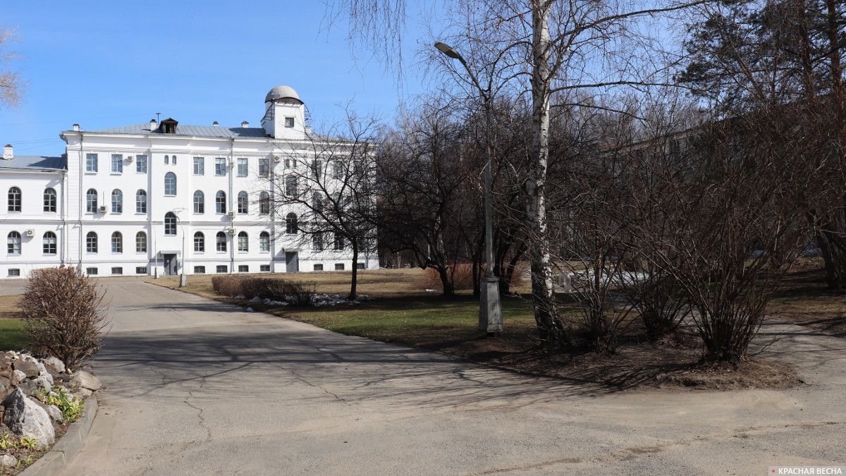 Пустые пешеходные дорожки рядом с Томским государственным университетом