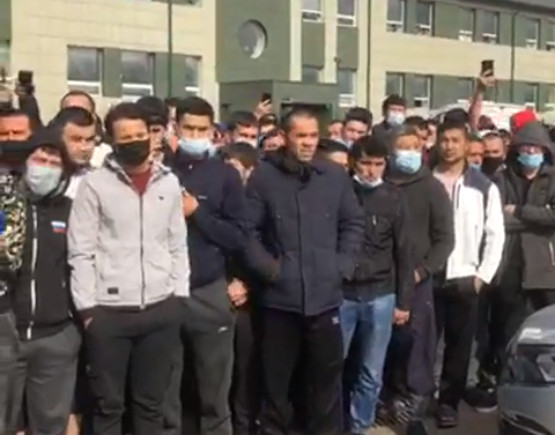 Стихийный митинг мигрантов из Узбекистана