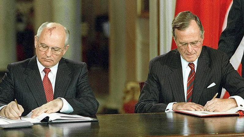 Президент СССР Михаил Горбачев (слева) и президент США Джордж Буш подписывают двусторонние документы во время официального визита Горбачева в Соединенные Штаты