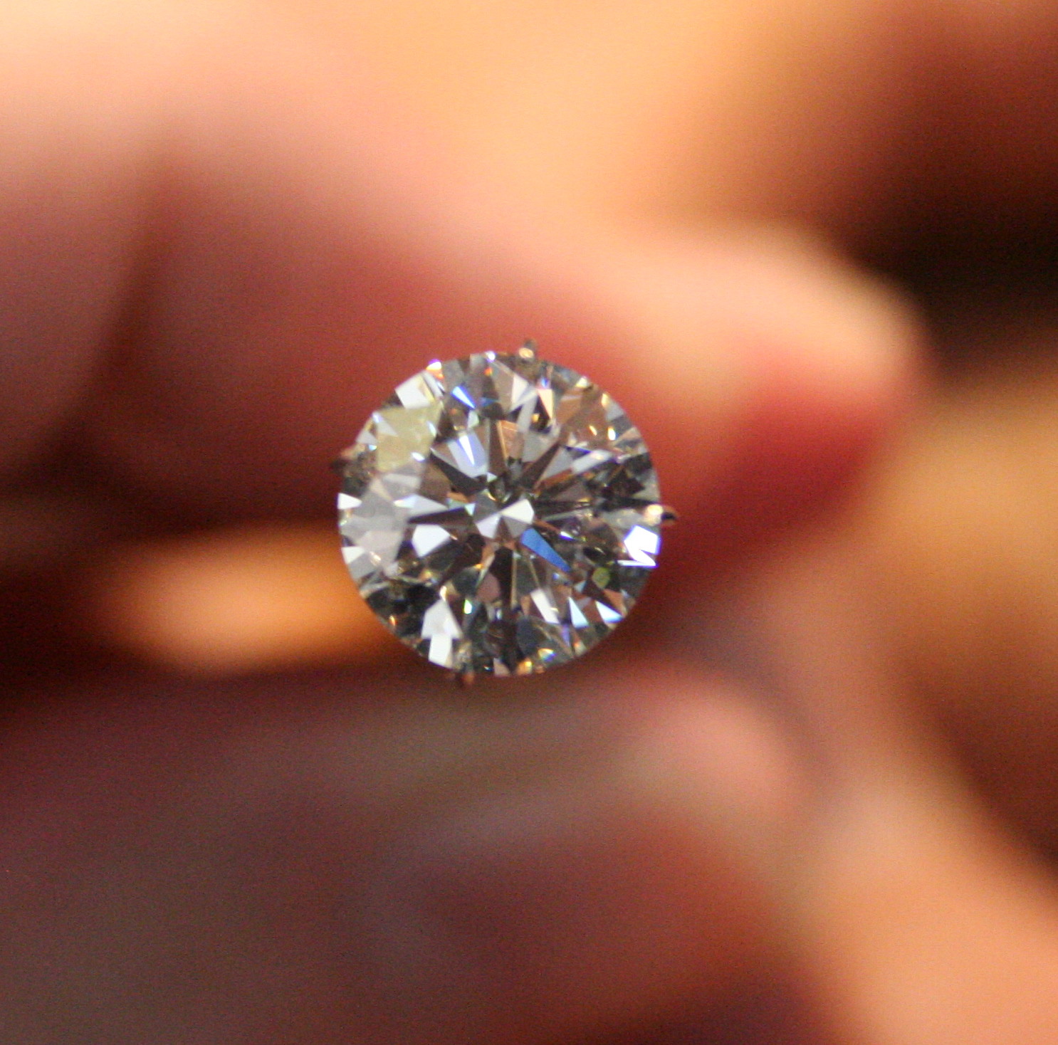 Бриллиант (ограненный алмаз)