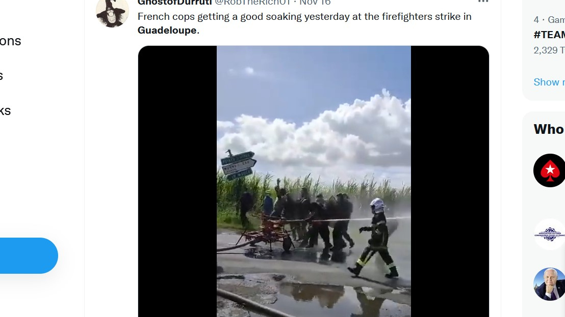Скриншот страницы Twitter пользователя GhostofDurruti, выложившего видеоролик о столкновениях пожарных и жандармов в Гваделупе в понедельник 15 ноября 2021 года.