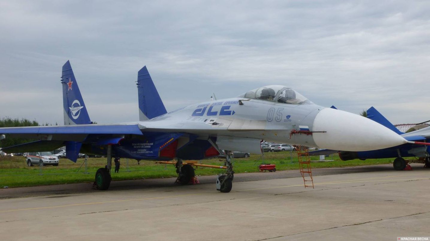 Самолет СУ-27ЛЛ на авиасалоне МАКС в Жуковском