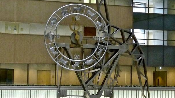 Самые большие в мире часы с маятником Ритм Юккури в здании Nippon Steel building