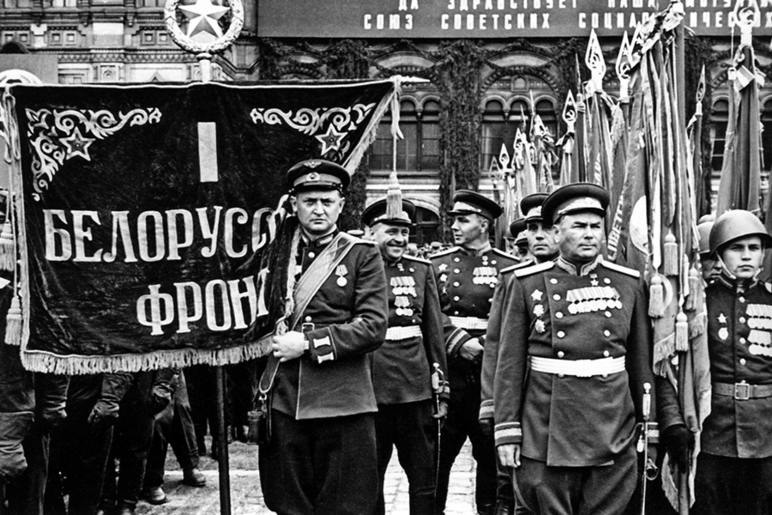 Иван Павлович Рослый (второй справа) на Параде Победы 1945-го года 