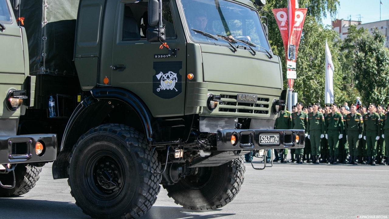 Армейский грузовик повышенной проходимости КамАЗ-53501 на параде Победы в Омске