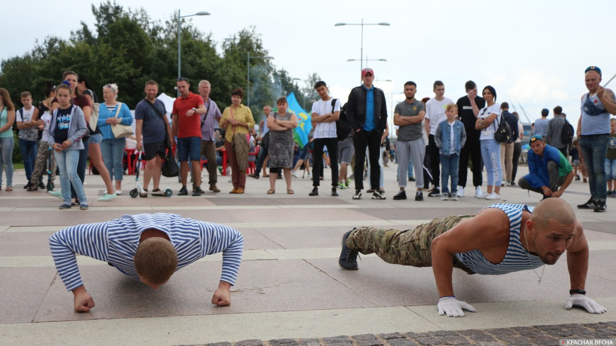 Соревнования по отжиманиям среди десантников в парке 300-летия Санкт-Петербурга