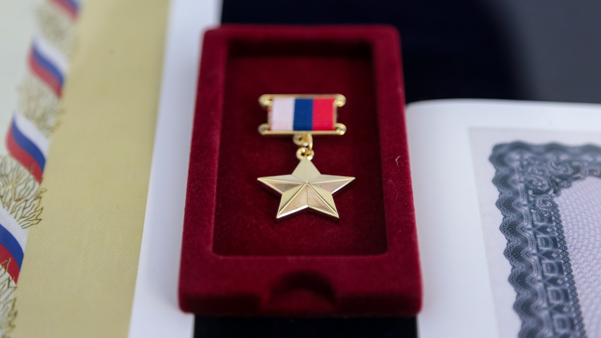 Путин лично вручил звезду Героя России военнослужащему из Татарстана Расиму Баксикову