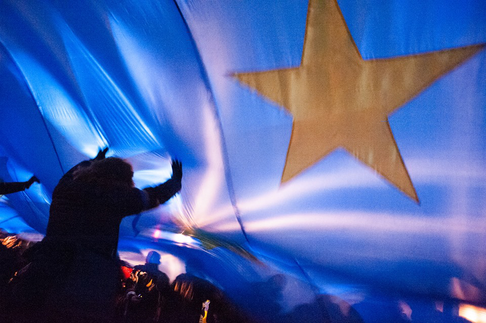 Огромный флаг ЕС несут на Майдан Незалежности в Киеве 27 ноября 2013