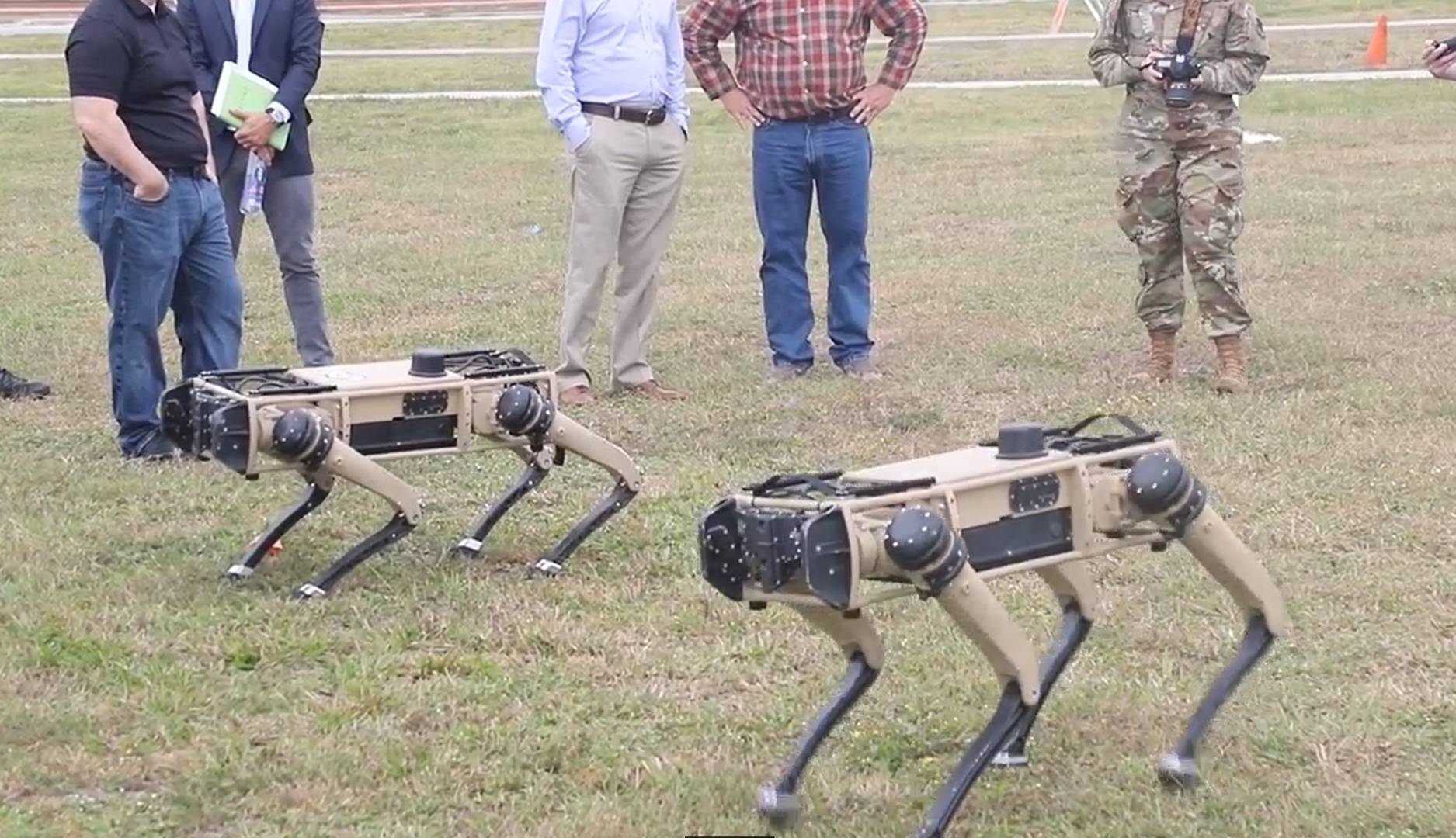 Собаки-роботы производят впечатление на администрацию авиабазы Тиндалл, Флорида, США