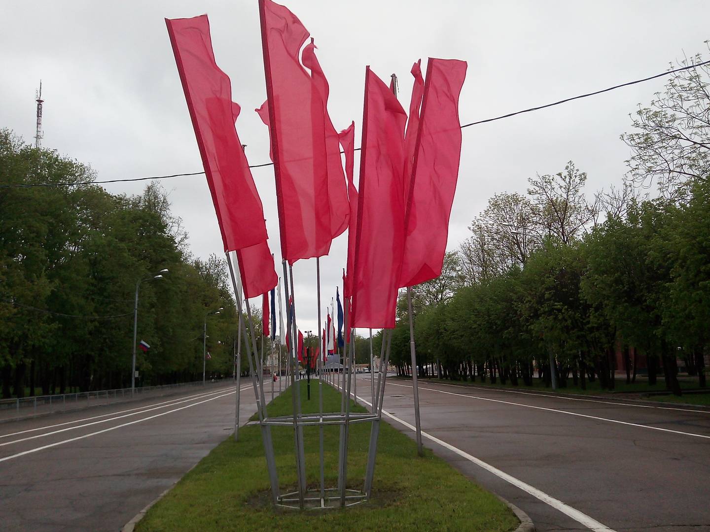 Красные флаги в Смоленске. Площадь Ленина перед Парадом Победы